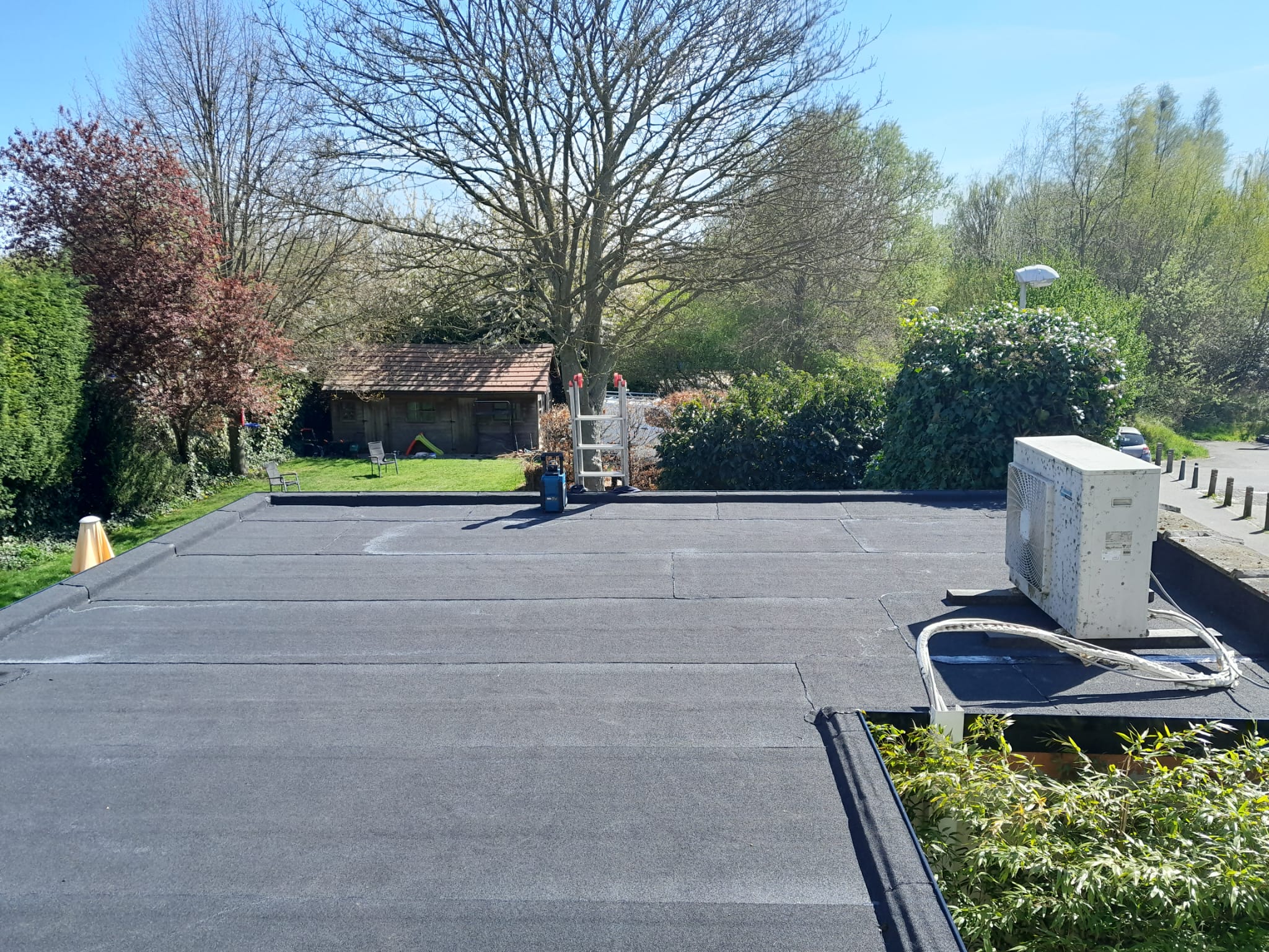 Plat dak afgewerkt met roofing